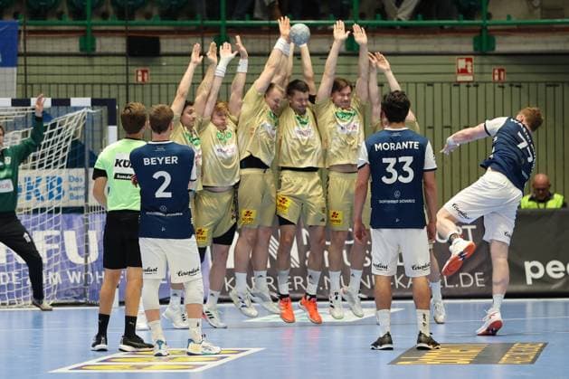GER, 1 DHB Cup, round of 16, Bergischer HC vs TSV Hannover Burgdorf, 05 11 2025, Unihalle, Wuppertal, GER, 1 DHB Cup, round of 16, Bergischer HC vs TSV Hannover Burgdorf, , in the picture free throw before the half-time break by Johannes Wasielewski BHC 77 , nordphotoxGmBHx xMeuter nph00351
