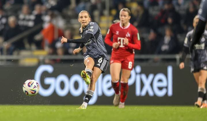 DEU, Frankfurt, Eintracht Frankfurt vs FC Köln, Google Pixel Frauen Bundesliga, DFB, Saison 2526, Stadion am Bretanobad, 9 Spieltag im Bild f l n r Elisa Senß Eintracht Frankfurt 6 , Sandra Jessen FC Köln 6 DFB DFL REGULATIONS PROHIBIT ANY USE OF PHOTOGRAPHS AS IMAGE SEQUENCES AND OR QUASI VIDEO, 05 11 2025 Copyright: HMBxMedia HendrikxHamelau