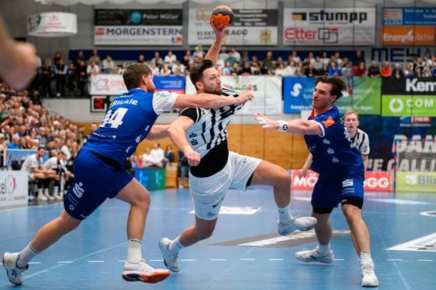 Balingen DHB Pokal Round of 16 HBW Balingen THW Kiel from left in duel Georg Poehle Balingen and Harald Reinkind THW Kiel , Stefan Bauer Balingen Balingen Baden Württemberg Germany