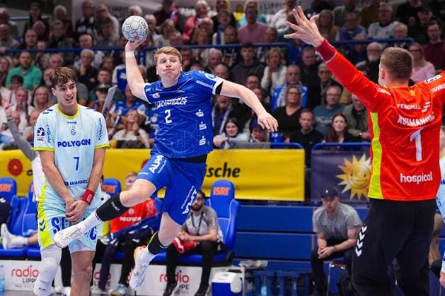 05 11 2025, xydrx, handball, round of 16 DHB Cup, TBV Lemgo Lippe VfL Gummersbach, PHOENIX Contact Arena Lukas Hutecek TBV Lemgo Lippe 2 at the WUrf on the goal of Dominik Kuzmanovic VfL Gummersbach 1 North Rhine-Westphalia Germany