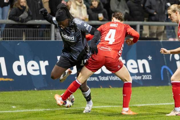 Google Pixel Womens Bundesliga Eintracht Frankfurt 1 FC Köln, 05 11 2025 Nicole Anyomi Eintracht Frankfurt 19 Sara Agrez 1 FC Köln 4 in duel for the ball, Eintracht Frankfurt 1 FC Köln, Frankfurt, Stadion am Brentanobad, 5 11 2025 Copyright: xBEAUTIFULxSPORTS Gawlikx