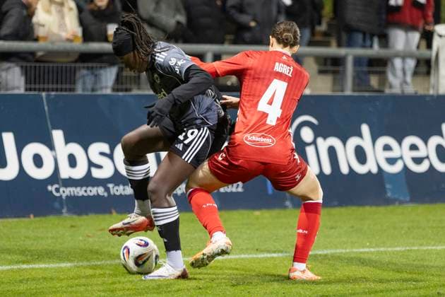 Google Pixel Womens Bundesliga Eintracht Frankfurt 1 FC Köln, 05 11 2025 Nicole Anyomi Eintracht Frankfurt 19 Sara Agrez 1 FC Köln 4 in duel for the ball, Eintracht Frankfurt 1 FC Köln, Frankfurt, Stadion am Brentanobad, 5 11 2025 Copyright: xBEAUTIFULxSPORTS Gawlikx