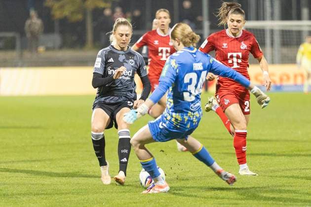 Google Pixel Womens Bundesliga Eintracht Frankfurt 1 FC Köln, 05 11 2025 Irina Fuchs 1 FC Köln 34 clears de nBall in front of Rebecka Blomqvist Eintracht Frankfurt 28 , Eintracht Frankfurt 1 FC Köln, Frankfurt, Stadion am Brentanobad, 5 11 2025 Copyright: xBEAUTIFULxSPORTS Gawlikx
