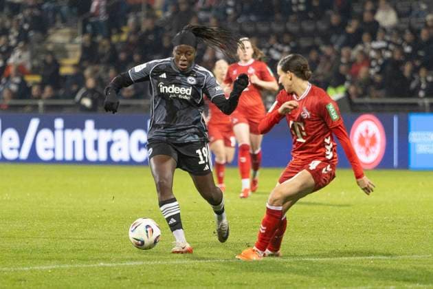 Google Pixel Womens Bundesliga Eintracht Frankfurt 1 FC Köln, 05 11 2025 Nicole Anyomi Eintracht Frankfurt 19 on the ball runs past Sara Agrez 1 FC Köln 4, Eintracht Frankfurt 1 FC Köln, Frankfurt, Stadion am Brentanobad, 5 11 2025 Copyright: xBEAUTIFULxSPORTS Gawlikx