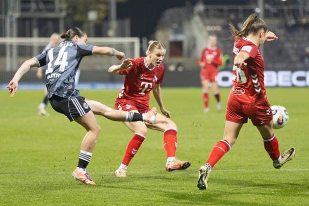 Google Pixel Womens Bundesliga Eintracht Frankfurt 1 FC Köln, 05 11 2025 Geraldine Reuteler Eintracht Frankfurt 14 plays de nball to Anna Lena Stolze 1 FC Köln 7 Martyna Wiankowska 1 FC Köln 26 passes, Eintracht Frankfurt 1 FC Köln, Frankfurt, Stadion am Brentanobad, 5 11 2025 Copyright: xBEAUTIFULxSPORTS Gawlikx