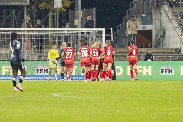 Google Pixel Womens Bundesliga Eintracht Frankfurt 1 FC Köln, 05 11 2025 Cologne women celebrate the goal for 1 0, Laura Feiersinger 1 FC Köln 27 Martyna Wiankowska 1 FC Köln 26 Anna Gerhardt 1 FC Köln 21 Celina Degen 1 FC Köln 5 Sara Agrez 1 FC Köln 4 , Eintracht Frankfurt 1 FC Köln, Frankfurt, Stadion am Brentanobad, 5 11 2025 Copyright: xBEAUTIFULxSPORTS Gawlikx