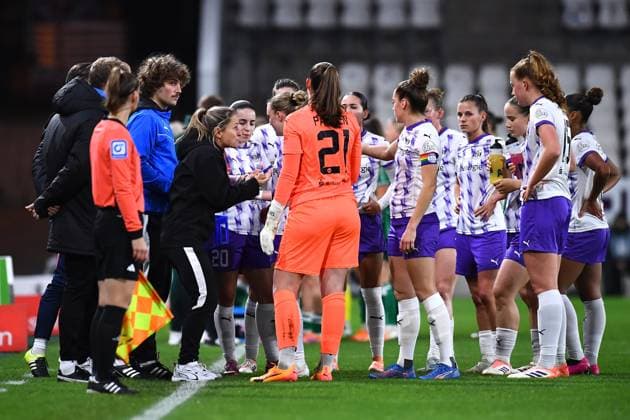 Soccer Google Pixel Womens Bundesliga Season 2025 2026 9 Matchday SGS Essen Werder Bremen on 05 11 2025 at Stadion an der Hafenstraße in Essen Jessica Wissmann Coach SGS Essen talks to the players DFB regulations prohibit any use of photographs as image sequences and or quasi video Nordrhein Westfalen Germany