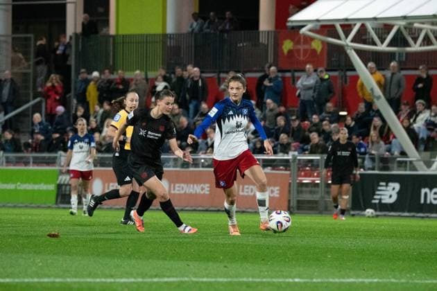 Katharina Piljic (6 Bayer 04 Leverkusen) and Lotta Wrede (32 Hamburger SV) during the Google Pixel Frauen-Bundesliga between Bayer 04 Leverkusen and Hamburger SV at Ulrich-Haberland-Stadion in Leverkusen, Germany. Copyright: xQianruxZhang SPPx Sportspressphoto_SPR57168