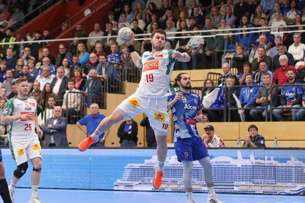 05 11 2025, xtgx, Handball, DHB Pokal 3 Runde, TV Großwallstadt SC Magdeburg v l Elvar Orn Jonsson Magdeburg, 19 wirft Tor, Torschuetze, erzielt Tor, Treffer, scores the goal Elsenfeld
