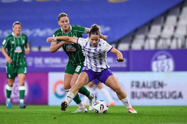 Soccer Google Pixel Womens Bundesliga Season 2025 2026 9 Matchday SGS Essen Werder Bremen on 05 11 2025 at Stadion an der Hafenstraße in Essen Paulina Ruth Eugenie Platner SGS Essen , front Lina Hausicke Werder Bremen , back DFB regulations prohibit any use of photographs as image sequences and or quasi video Nordrhein Westfalen Germany