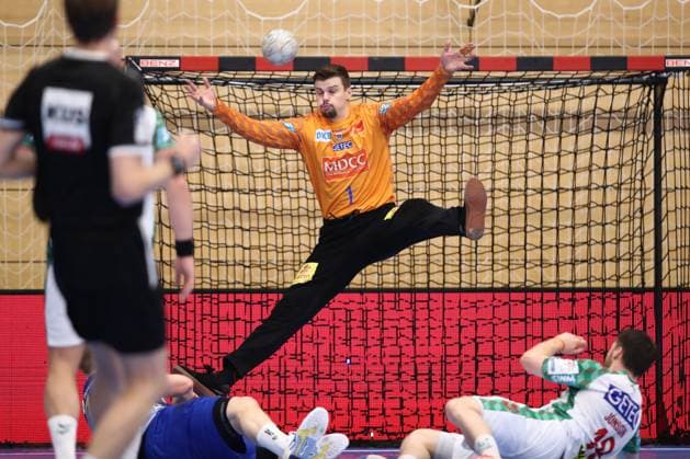 05 11 2025, xtgx, Handball, DHB Pokal 3 Runde, TV Großwallstadt SC Magdeburg v l Sergey Hernandez Ferrer Magdeburg, 1 Parade, haelt den Ball, faengt den Ball, pariert Elsenfeld