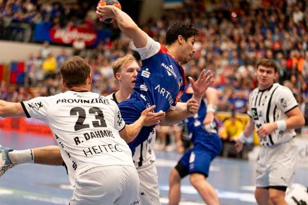 Yonatan Dayan HBW Balingen Weilstetten, 34 can prevail against Rune Dahmke THW Kiel, 23 , HBW Balingen Weilstetten vs THW Kiel, Handball, DHB Pokal, Round of 16, Season 2025 2026, 05 11 2025 Eibner Pressefoto Andreas Ulmer HBW Balingen Weilstetten vs THW Kiel, Handball, DHB Pokal, Round of 16, Season 2025 2026, 05 11 2025 Balingen Copyright: xEibner-Pressefoto AndreasxUlmerx EP_AUR