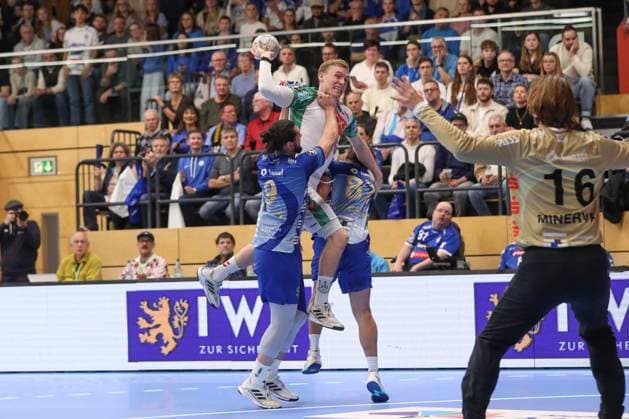 05 11 2025, xtgx, Handball, DHB Pokal 3 Runde, TV Großwallstadt SC Magdeburg v l Gisli Thorgeir Kristjansson Magdeburg, 10 wirft Tor, Torschuetze, erzielt Tor, Treffer, scores the goal Elsenfeld
