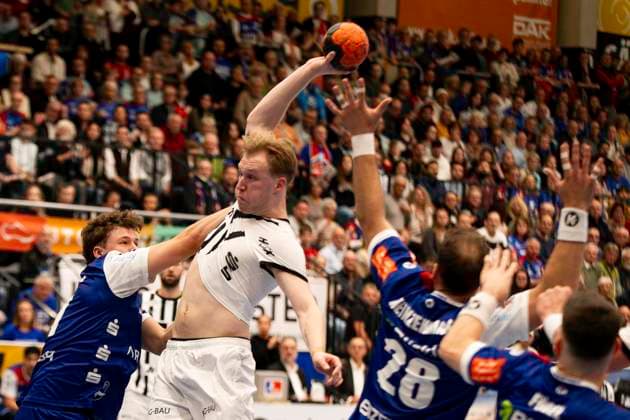 Eric Johansson THW Kiel, 21 on throw, tripped by Tobias Heinzelmann HBW Balingen Weilstetten, 28 , right HBW Balingen Weilstetten vs THW Kiel, Handball, DHB Pokal, Round of 16, Season 2025 2026, 05 11 2025 Eibner Pressefoto Andreas Ulmer HBW Balingen Weilstetten vs THW Kiel, Handball, DHB Pokal, Round of 16, Season 2025 2026, 05 11 2025 Balingen Copyright: xEibner-Pressefoto AndreasxUlmerx EP_AUR