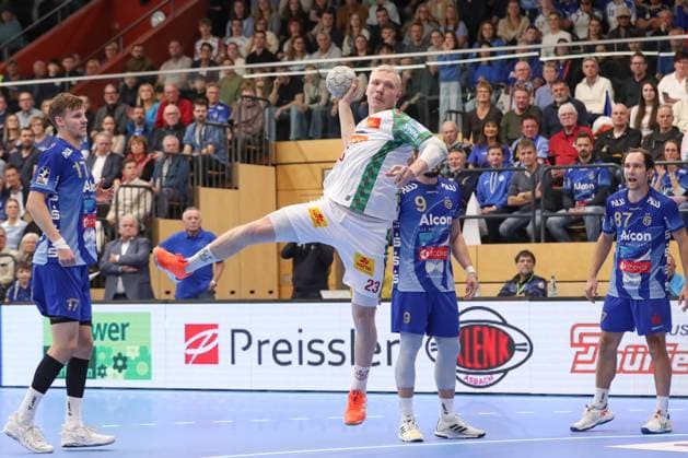 05 11 2025, xtgx, Handball, DHB Pokal 3 Runde, TV Großwallstadt SC Magdeburg v l Magnus Saugstrup Magdeburg, 23 wirft Tor, Torschuetze, erzielt Tor, Treffer, scores the goal Elsenfeld