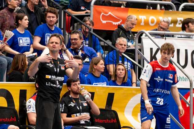 Matthias Flohr, HBW Balingen Weilstetten, Coach , cheering, HBW Balingen Weilstetten vs THW Kiel, Handball, DHB Cup, Round of 16, Season 2025 2026, 05 11 2025 Eibner Pressefoto Andreas Ulmer HBW Balingen Weilstetten vs THW Kiel, Handball, DHB Cup, Round of 16, Season 2025 2026, 05 11 2025 Balingen Copyright: xEibner-Pressefoto AndreasxUlmerx EP_AUR