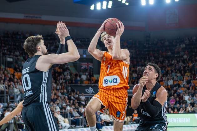 Air duel between Tobias Jensen Ratiopharm Ulm, 07 Ethan Price London Lions, 10 , GER, ratiopharm ulm vs London Lions, basketball, 6 round, BKT EuroCup, 2025 2026 season, 05 11 2025, GER, ratiopharm ulm vs London Lions, basketball, 6 round, BKT EuroCup, 2025 2026 season, 05 11 2025 New Ulm Copyright: xEibner-Pressefoto JanixPlessx EP_JPL