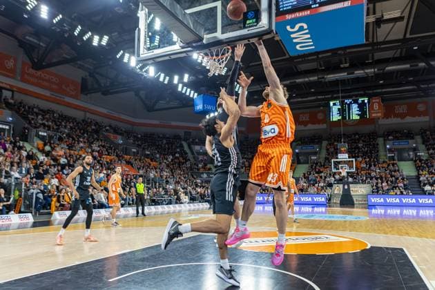 Christian Sengfelder Ratiopharm Ulm, 43 Aaryn Rai London Lions, 21 tries to block, GER, ratiopharm ulm vs London Lions, basketball, 6 round, BKT EuroCup, 2025 2026 season, 05 11 2025, GER, ratiopharm ulm vs London Lions, basketball, 6 round, BKT EuroCup, 2025 2026 season, 05 11 2025 New Ulm Copyright: xEibner-Pressefoto JanixPlessx EP_JPL
