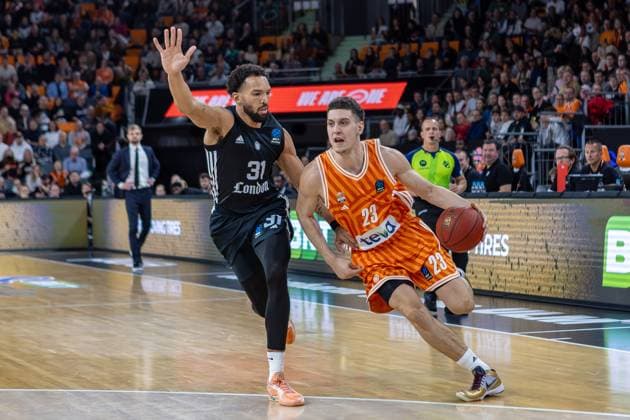 duel between Diego Garavaglia Ratiopharm Ulm, 23 Deane Williams London Lions, 31 mimic emotions, GER, ratiopharm ulm vs London Lions, basketball, 6 round, BKT EuroCup, 2025 2026 season, 05 11 2025, GER, ratiopharm ulm vs London Lions, basketball, 6 round, BKT EuroCup, 2025 2026 season, 05 11 2025 New Ulm Copyright: xEibner-Pressefoto JanixPlessx EP_JPL