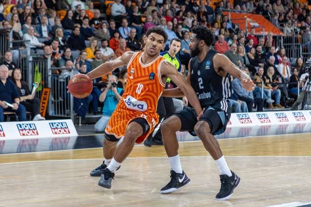 duel between Mark Smith Ratiopharm Ulm, 13 Chasson Randle London Lions, 02 emotions facial expressions gestures dynamics, GER, ratiopharm ulm vs London Lions, basketball, 6 round, BKT EuroCup, 2025 2026 season, 05 11 2025, GER, ratiopharm ulm vs London Lions, basketball, 6 round, BKT EuroCup, 2025 2026 season, 05 11 2025 New Ulm Copyright: xEibner-Pressefoto JanixPlessx EP_JPL
