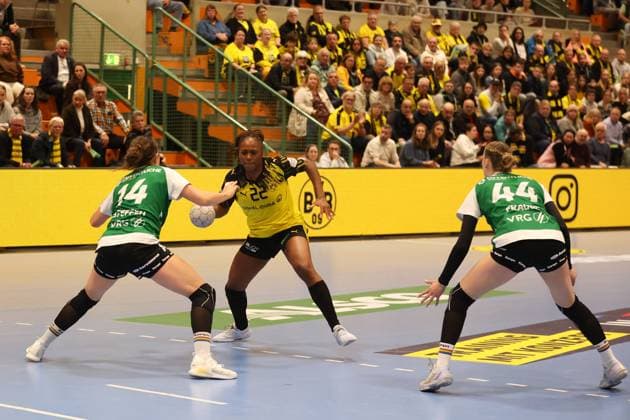duel between Deborah Lassource Borussia Dortmund and Marie Steffen VfL Oldenburg GER, Borussia Dortmund vs. VfL Oldenburg, handball, DHB Cup women, round of 16, 2025 2026 season, 05 11 2025 GER, Borussia Dortmund vs. VfL Oldenburg, handball, DHB Cup women, round of 16, 2025 2026 season, 05 11 2025 Dortmund Copyright: xEibner-Pressefoto FrankxZeisingx EP_FZG
