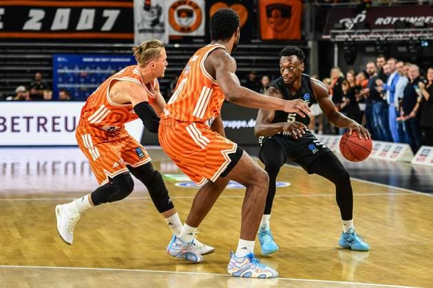 6 Matchday BKT Euro Cup Ratiopharm Ulm v London Lions, Ratiopharm Arena Ulm 07 11 2025 Ethan Price London Lions, 10 v Malik Osborne Ratiopharm Ulm, 10 Ulm 07 11 2025 6 Matchday BKT EuroCup, Ratiopharm Ulm v London Lions, Ratiopharm Arena Ulm Copyright: xBEAUTIFULxSPORTS Märklx