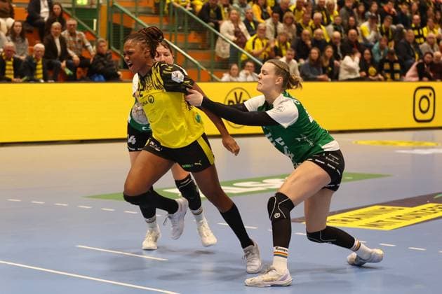 duel between Deborah Lassource Borussia Dortmund and Lisa Marie Fragge VfL Oldenburg GER, Borussia Dortmund vs. VfL Oldenburg, handball, DHB Cup women, round of 16, 2025 2026 season, 05 11 2025 GER, Borussia Dortmund vs. VfL Oldenburg, handball, DHB Cup women, round of 16, 2025 2026 season, 05 11 2025 Dortmund Copyright: xEibner-Pressefoto FrankxZeisingx EP_FZG