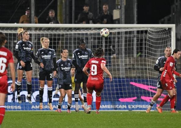 05 11 2025, xsltx, Soccer Google Pixel Women Bundesliga, Eintracht Frankfurt 1 FC Köln v l Adriana Achcinska 1 FC Köln Nr 9 hits the crossbar with a free kick DFL DFB REGULATIONS PROHIBIT ANY USE OF PHOTOGRAPHS as IMAGE SEQUENCES and or QUASI VIDEO