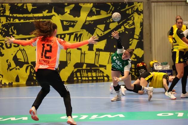 Sarah Wachter Borussia Dortmund and Ariane Pfundstein VfL Oldenburg GER, Borussia Dortmund vs. VfL Oldenburg, Handball, DHB Cup Women, Round of 16, 2025 2026 season, 05 11 2025 GER, Borussia Dortmund vs. VfL Oldenburg, Handball, DHB Cup Women, Round of 16, 2025 2026 season, 05 11 2025 Dortmund Copyright: xEibner-Pressefoto FrankxZeisingx EP_FZG