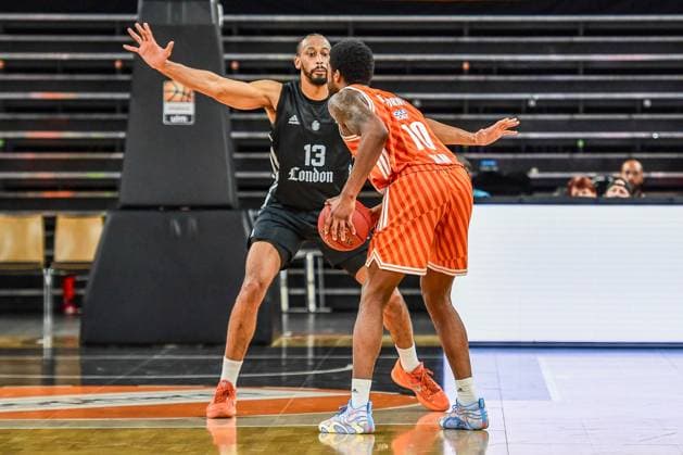 6 Matchday BKT Euro Cup Ratiopharm Ulm v London Lions, Ratiopharm Arena Ulm 07 11 2025 Malik Osborne Ratiopharm Ulm, 10 v Jonathan Williams London Lions, 13 Ulm 07 11 2025 6 Matchday BKT EuroCup, Ratiopharm Ulm v London Lions, Ratiopharm Arena Ulm Copyright: xBEAUTIFULxSPORTS Märklx