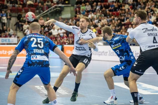 Simon Pytlick SG Flensburg Handewitt, 02 vs Samuel Roethlisberger TVB Stuttgart, 17 GER, TVB Stuttgart SG Flensburg Handewitt, DAIKIN HBL, Handball, Bundesliga, DHB Pokal Round of 16, Season 2025 2026, 05 11 2025 GER, TVB Stuttgart SG Flensburg Handewitt, DAIKIN HBL, Handball, Bundesliga, DHB Pokal Round of 16, Season 2025 2026, 05 11 2025 Stuttgart Copyright: xSandyxDinkelackerx EP_SDR