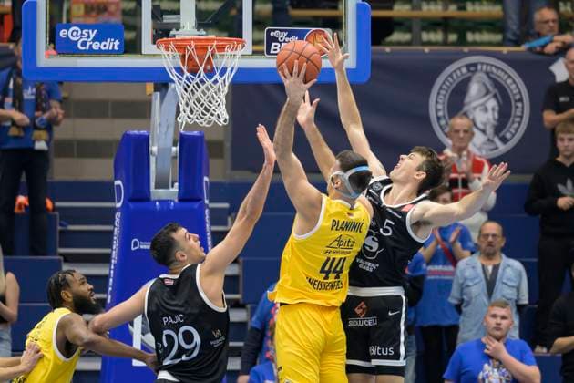 Omar Pajic VGVia, 29 , Jure Planinic MBC, 44 , Aniwaniwa Tait Jones VGVia, 5 , Syntainics MBC vs Valmira Glass Via, European North Basketball League 2025, Germany, Latvia, 05 11 2025 Foto Schulz Weissenfels Stadthalle Sachsen Anhalt Germany