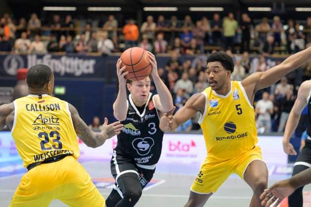 Charles Callison MBC, 23 , Dominykas Stenionis VGVia, 3 , Marcus Foster MBC, 5 , Syntainics MBC vs Valmira Glass Via, European North Basketball League 2025, Germany, Latvia, 05 11 2025 Foto Schulz Weissenfels Stadthalle Sachsen Anhalt Germany