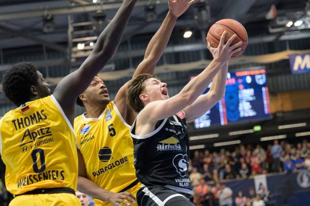 Khyri Thomas MBC, 0 , Marcus Foster MBC, 5 , Dominykas Stenionis VGVia, 3 , Syntainics MBC vs Valmira Glass Via, European North Basketball League 2025, Germany, Latvia, 05 11 2025 Foto Schulz Weissenfels Stadthalle Sachsen Anhalt Germany