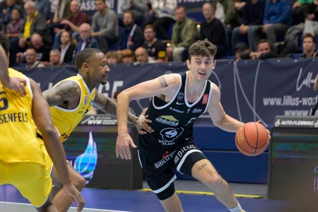 Charles Callison MBC, 23 , Aniwaniwa Tait Jones VGVia, 5 , Syntainics MBC vs Valmira Glass Via, European North Basketball League 2025, Germany, Latvia, 05 11 2025 Foto Schulz Weissenfels Stadthalle Sachsen Anhalt Germany
