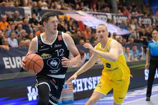Verners Kohs VGVia, 12 , Collin Welp MBC, 40 , Syntainics MBC vs Valmira Glass Via, European North Basketball League 2025, Germany, Latvia, 05 11 2025 Foto Schulz Weissenfels Stadthalle Sachsen Anhalt Germany