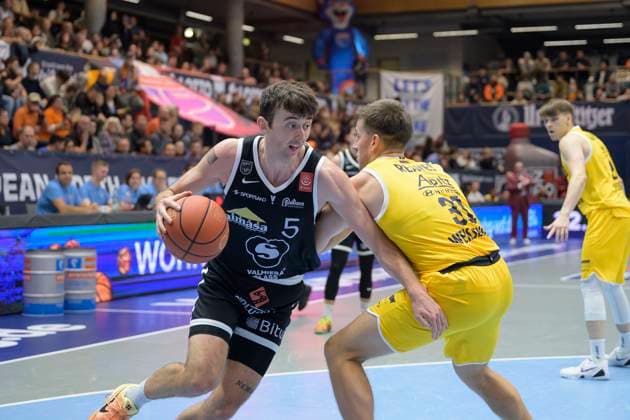 Aniwaniwa Tait Jones VGVia, 5 , Spencer Reaves MBC, 31 , Syntainics MBC vs Valmira Glass Via, European North Basketball League 2025, Germany, Latvia, 05 11 2025 Foto Schulz Weissenfels Stadthalle Sachsen Anhalt Germany
