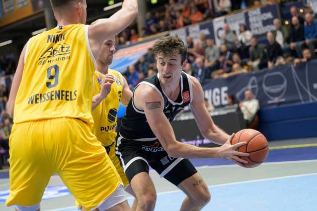 Kresimir Nikic MBC 9 , Spencer Reaves MBC, 31 , Aniwaniwa Tait Jones VGVia, 5 , Syntainics MBC vs Valmira Glass Via, European North Basketball League 2025, Germany, Latvia, 05 11 2025 Foto Schulz Weissenfels Stadthalle Sachsen Anhalt Germany