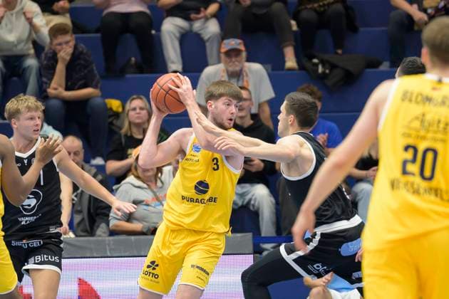 val7 , Moritz Heck MBC, 3 , Verners Kohs VGVia, 12 , Syntainics MBC vs Valmira Glass Via, European North Basketball League 2025, Germany, Latvia, 05 11 2025 Foto Schulz Weissenfels Stadthalle Sachsen Anhalt Germany