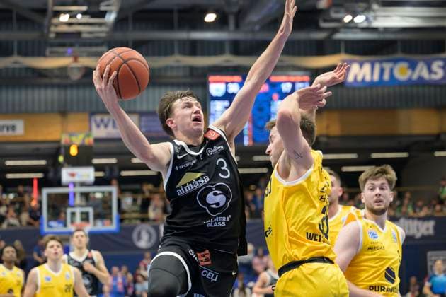 Dominykas Stenionis VGVia, 3 , Spencer Reaves MBC, 31 , Syntainics MBC vs Valmira Glass Via, European North Basketball League 2025, Germany, Latvia, 05 11 2025 Foto Schulz Weissenfels Stadthalle Sachsen Anhalt Germany