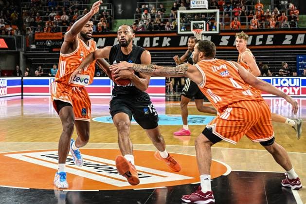 6 Matchday BKT Euro Cup Ratiopharm Ulm v London Lions, Ratiopharm Arena Ulm 07 11 2025 Jonathan Williams London Lions, 13 geten Malik Osborne Ratiopharm Ulm, 10 and Christopher Ledlum Ratiopharm Ulm, 4 Ulm 07 11 2025 6 Matchday BKT Euro Cup, Ratiopharm Ulm v London Lions, Ratiopharm Arena Ulm Copyright: xBEAUTIFULxSPORTS Märklx