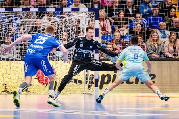 f l Niels Gerardus Versteijnen TBV Lemgo Lippe, 25 , Constantin Moestl TBV Lemgo Lippe, 01 , Milos Vujovic VfL Gummersbach, 06 during the 7-meter throw GER, TBV Lemgo Lippe vs VfL Gummersbach, Handball, DHB Cup, Matchday 3, Season 2025 2026, 05 11 2025 GER, TBV Lemgo Lippe vs VfL Gummersbach, Handball, DHB Cup, Matchday 3, Season 2025 2026, 05 11 2025 Lemgo Copyright: xEibner-Pressefoto JanxRollingerx EP_JSK