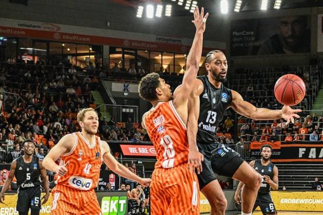 6 Matchday BKT Euro Cup Ratiopharm Ulm v London Lions, Ratiopharm Arena Ulm 07 11 2025 Jonathan Williams London Lions, 13 v Mark Smith Ratiopharm Ulm, 13 Ulm 07 11 2025 6 Matchday BKT EuroCup, Ratiopharm Ulm v London Lions, Ratiopharm Arena Ulm Copyright: xBEAUTIFULxSPORTS Märklx