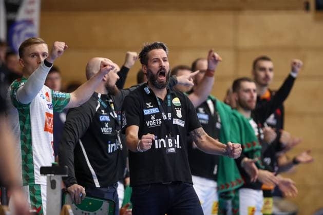05 11 2025, xtgx, Handball, DHB Pokal 3 Runde, TV Großwallstadt SC Magdeburg v l Bennet Wiegert Magdeburg, Trainer Jubel, Torjubel, jubelt ueber das Tor, celebrate the goal, celebration Elsenfeld