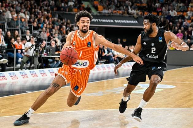 GER, EuroCup, ratiopharm Ulm vs London Lions 05 11 2025, ratiopharm arena, Neu Ulm, GER, EuroCup, ratiopharm Ulm vs London Lions, in the picture Len Schoormann Ulm, 1 prevails against Chasson Randle London, 2 nordphotoxGmbHx xHafner nph00200