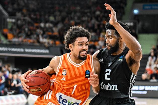 GER, EuroCup, ratiopharm Ulm vs London Lions 05 11 2025, ratiopharm arena, Neu Ulm, GER, EuroCup, ratiopharm Ulm vs London Lions, in the picture Len Schoormann Ulm, 1 prevails against Chasson Randle London, 2 nordphotoxGmbHx xHafner nph00200
