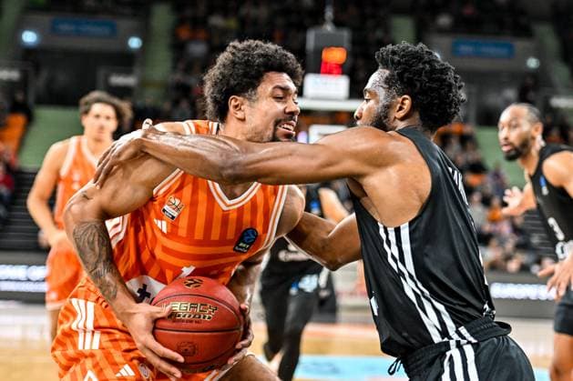 GER, EuroCup, ratiopharm Ulm vs London Lions 05 11 2025, ratiopharm arena, Neu Ulm, GER, EuroCup, ratiopharm Ulm vs London Lions, pictured Len Schoormann Ulm, 1 , Chasson Randle London, 2 nordphotoxGmbHx xHafner nph00200
