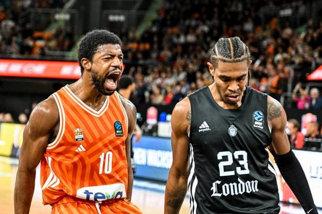 GER, EuroCup, ratiopharm Ulm vs London Lions 05 11 2025, ratiopharm arena, Neu Ulm, GER, EuroCup, ratiopharm Ulm vs London Lions, pictured Malik Osborne Ulm, 10 , celebrating after winning a point, Kameron McGusty London, 23 nordphotoxGmbHx xHafner nph00200