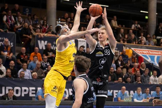 ENBL 2025 2026 Syntainics MBC vs Valmiera Glass Via Weissenfels, Germany 05 November 2025 Pictured from left Jure Planinic Weissenfels and Rinalds MÄlmanis Valmiera Weissenfels Stadthalle Sachsen Anhalt Germany