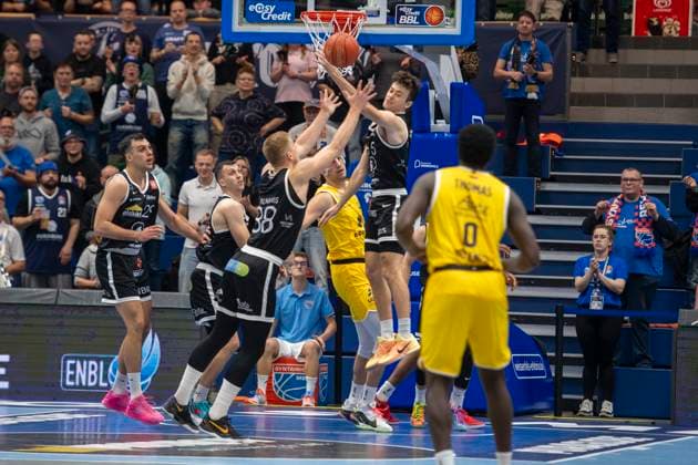 ENBL 2025 2026 Syntainics MBC vs Valmiera Glass Via Weissenfels, Germany 05 November 2025 In the picture from left in the duel Rinalds MÄlmanis Valmiera , Jure Planinic Weissenfels and Aniwaniwa Tait Jones Valmiera Weissenfels Stadthalle Sachsen Anhalt Germany